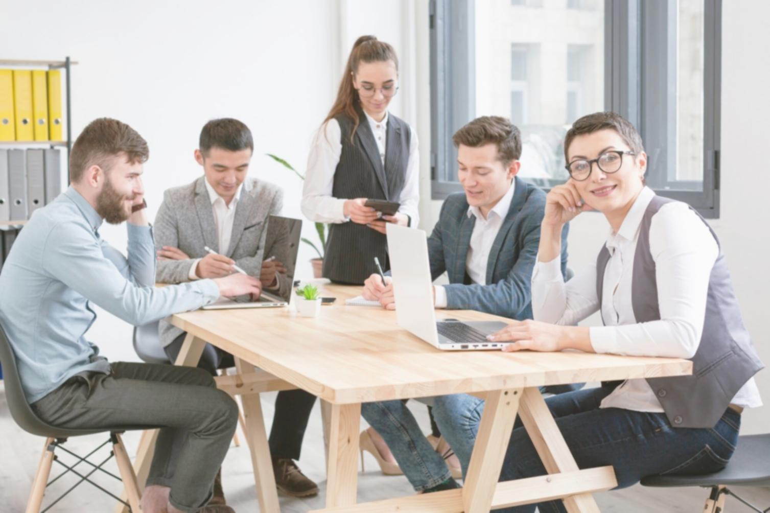 Detailanalyse von Finanzplänen und Investitionsstrategien