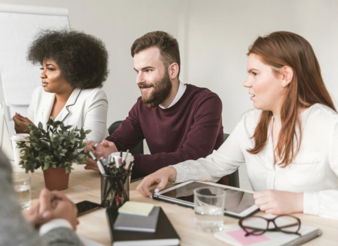 Finanzplanung und Beratung in modernem Büro