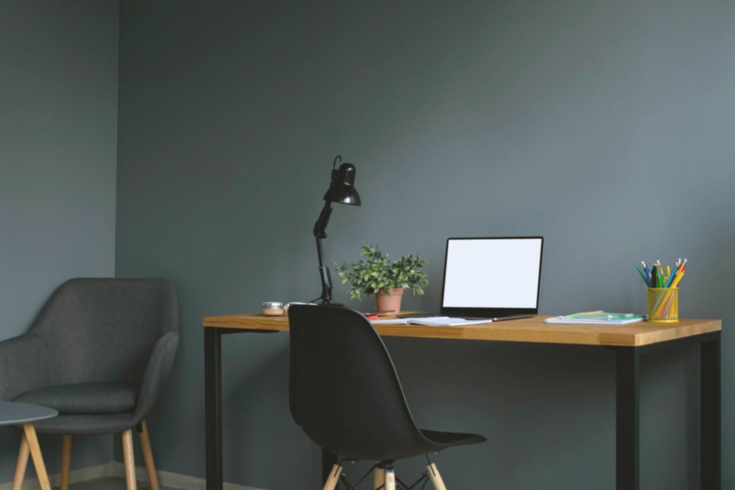 Praktische Finanzplanung mit Dokumenten und Taschenrechner am Arbeitsplatz