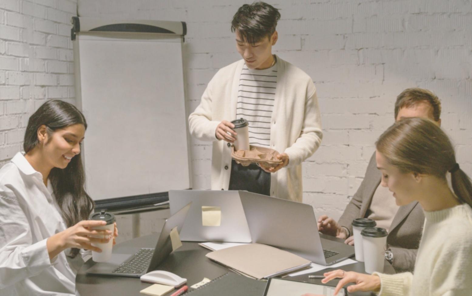 Digitale Finanztools und Lernmaterialien auf modernem Arbeitsplatz